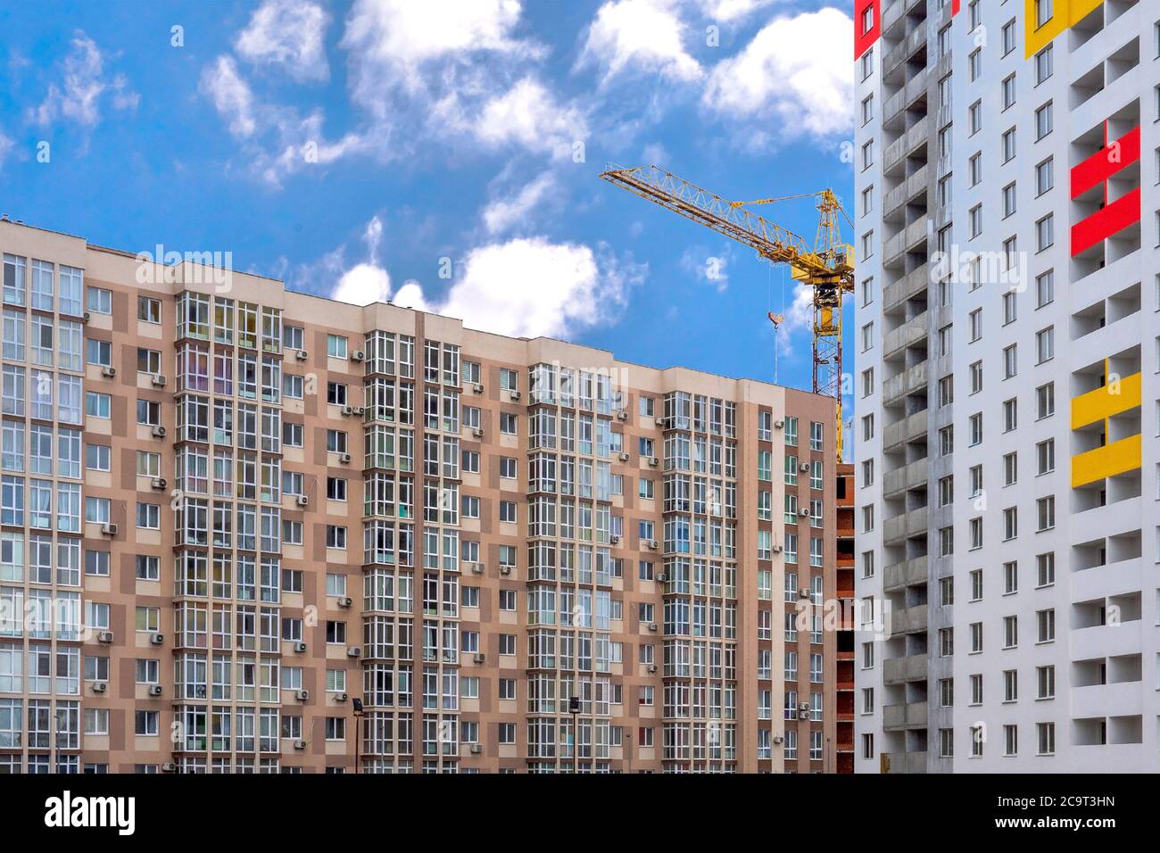 Costruzione di un nuovo edificio residenziale a più piani nel complesso di appartamenti. Ingegneria civile moderna. Industria immobiliare in città. Costruzione urbana Foto Stock