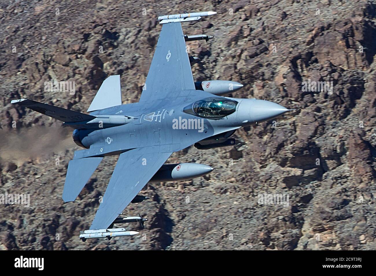 South Dakota Air National Guard F-16C, volare ad alta velocità e bassa altitudine attraverso Rainbow Canyon, California, USA. Foto Stock