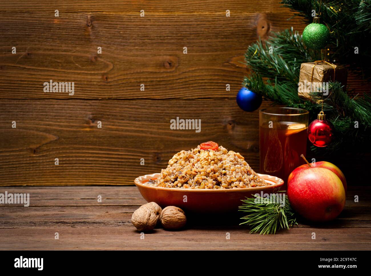 Il piatto è un piatto tipico slavo la vigilia di Natale. Composta, albero con un ornamento. Spazio per il testo Foto Stock