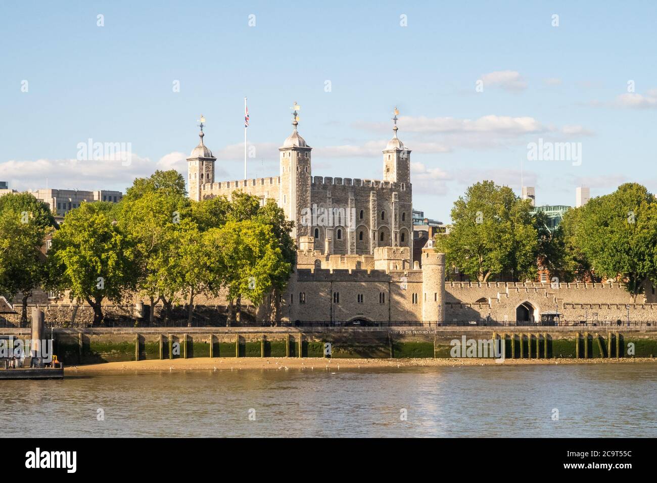 LONDRA, Regno Unito - 20 LUGLIO 2020: La Torre di Londra. Questo edificio e' una popolare attrazione turistica e casa dei gioielli della corona. Foto Stock
