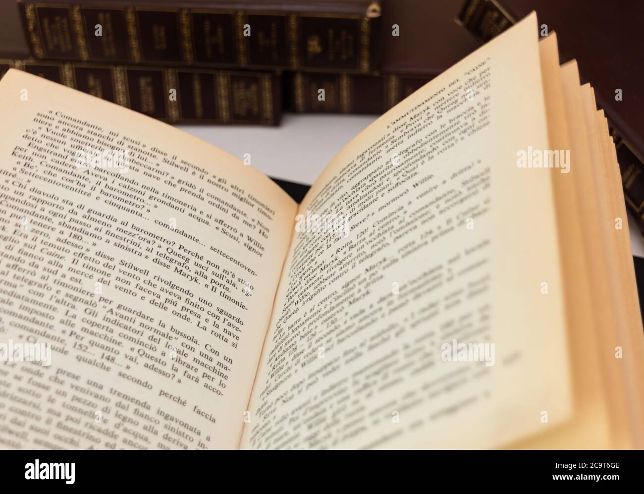 vecchio libro aperto con pagine gialle in lingua italiana Foto Stock