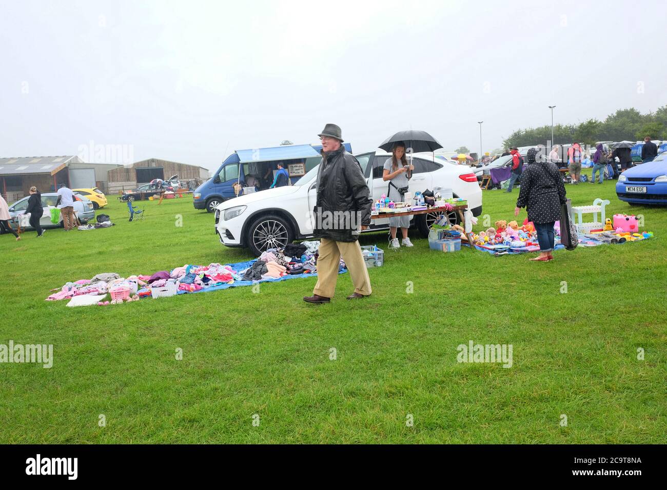 2020 agosto - Vendita di stivali da Auto Cheddar in una giornata bagnata Foto Stock