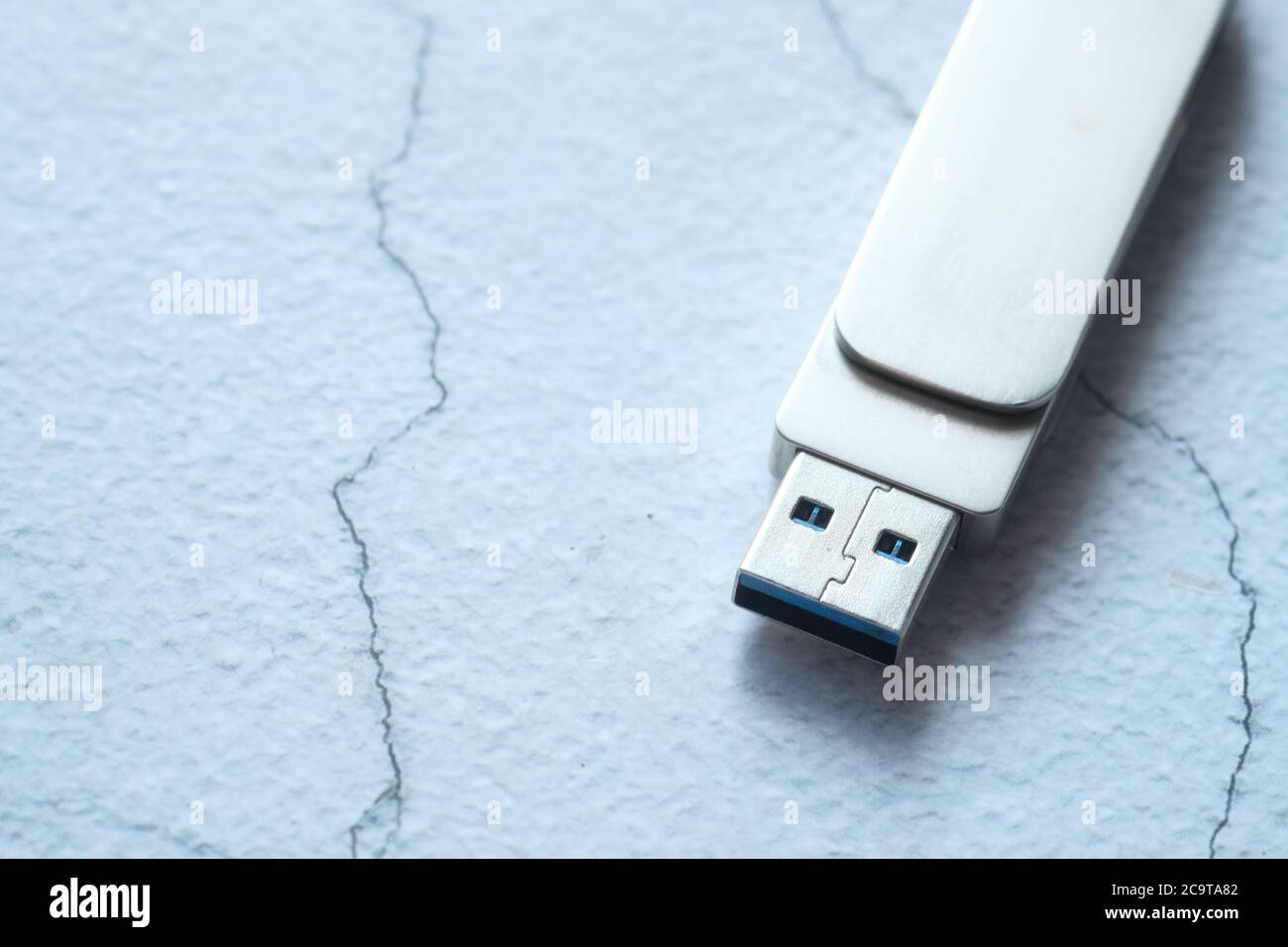 Chiavetta USB su sfondo bianco, primo piano. Foto Stock