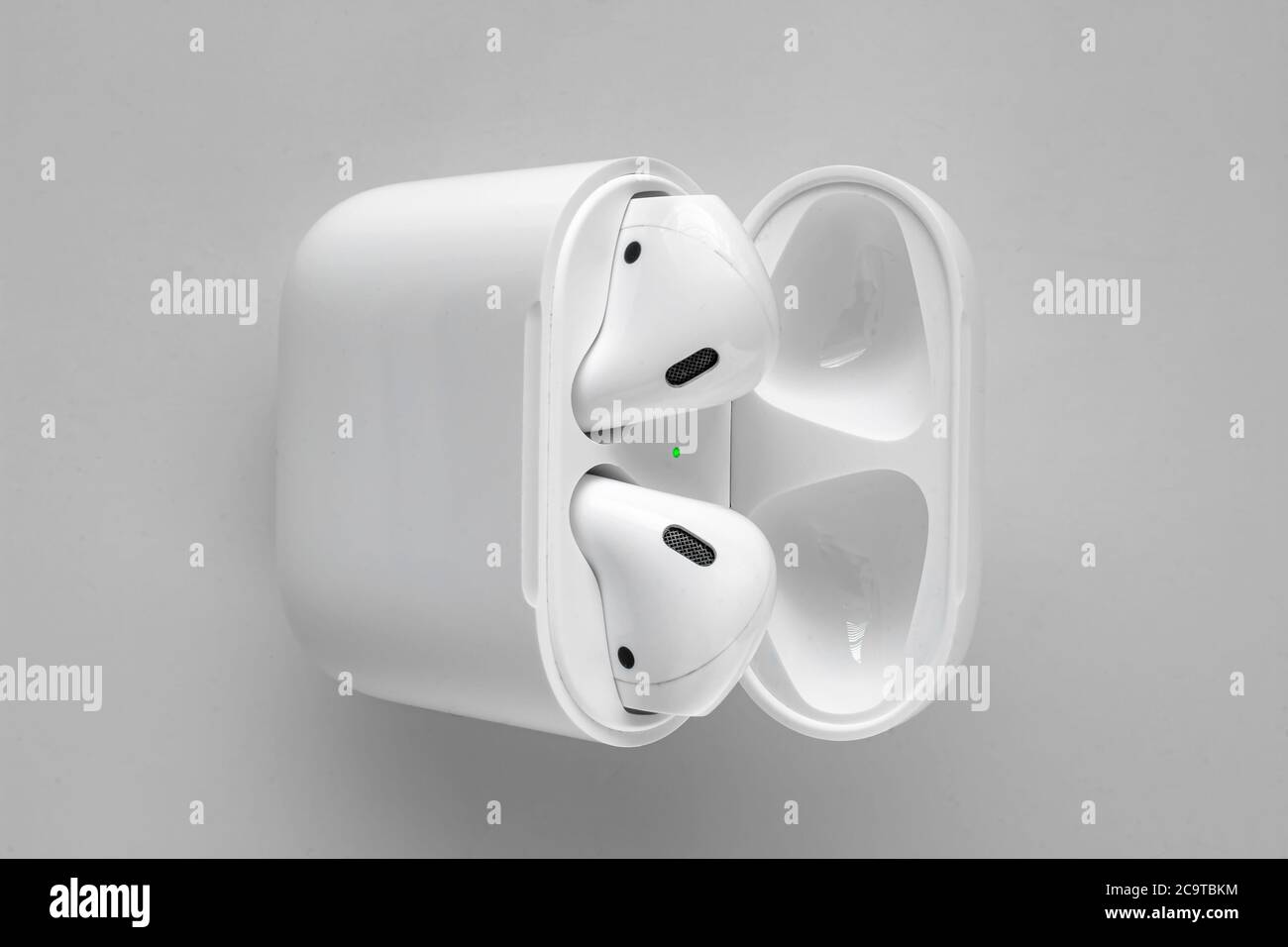 Calgary, Alberta, Canada. 2 agosto 2020. Primo piano degli Apple AirPod con custodia di ricarica wireless su sfondo bianco. Foto Stock