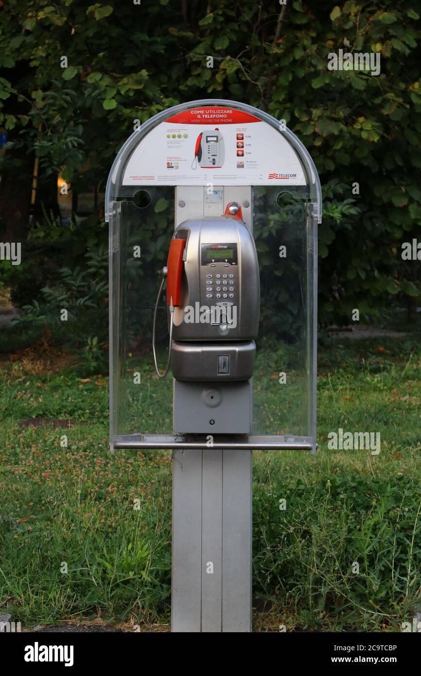Telefono pubblico nella città italiana Foto Stock