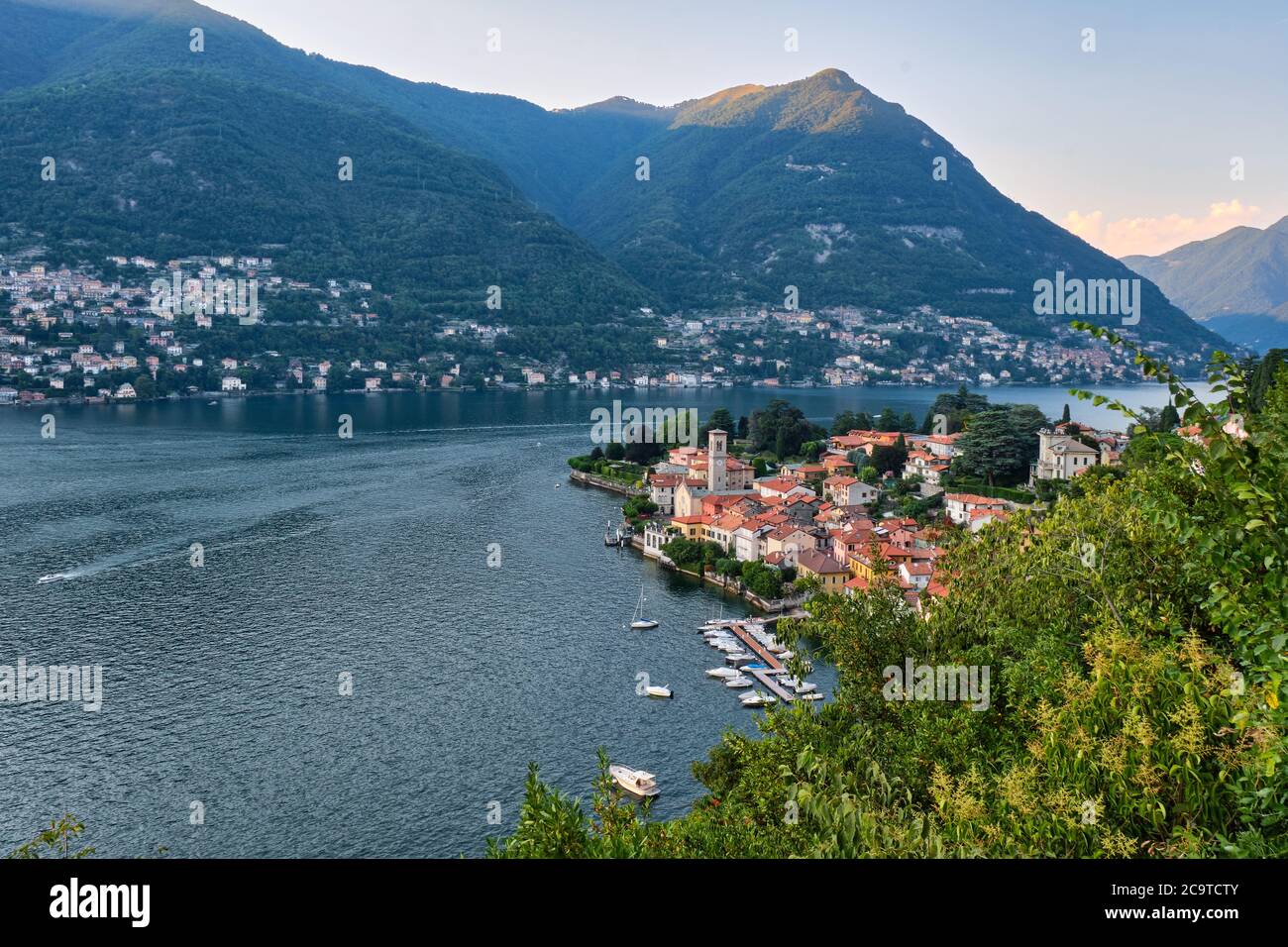 Vista panoramica del paese di Torno al tramonto estivo, Lago di Como, Lombardia, Laghi Italiani, Italia, Europa Foto Stock