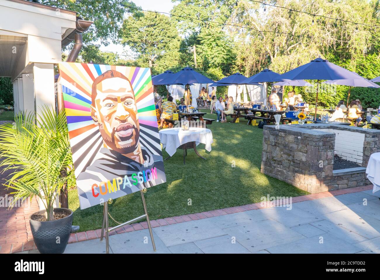 Social distancing con posti a sedere ai tavoli riservati all'ottava edizione annuale di Hamptons Cover Party di Bella Magazine per la festa di copertura della Hope Issue al Southampton Social Club di Southampton, NY, il 1 agosto 2020. (Foto di David Warren /Sipa? USA) Credit: Sipa USA/Alamy Live News Foto Stock