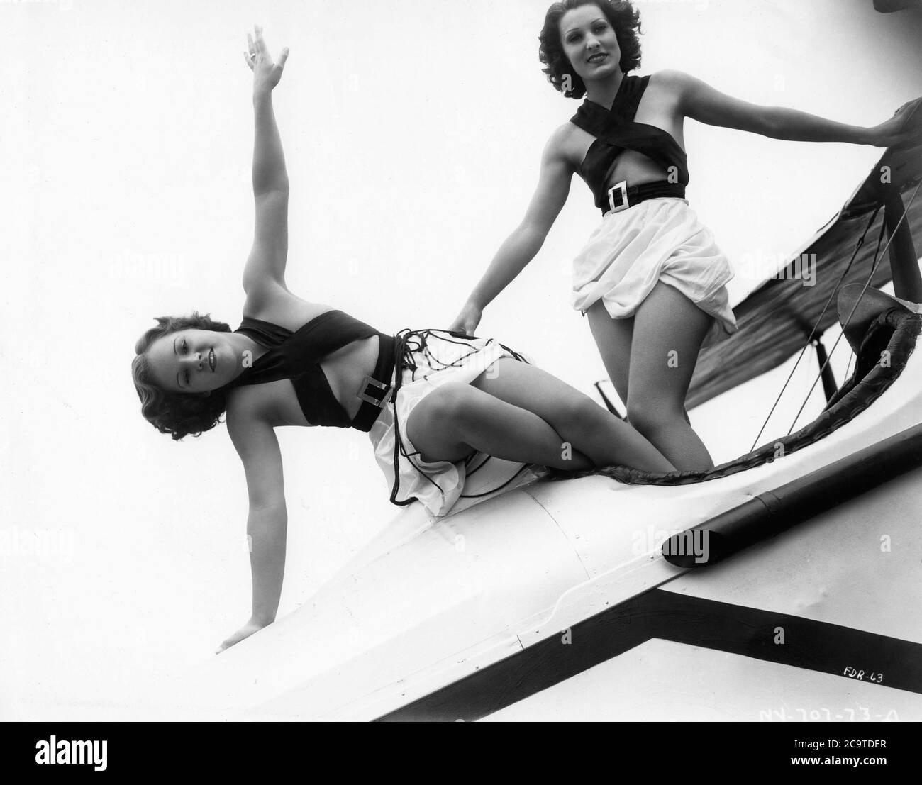 Two Chorus Girls in aereo Pre-Code Costumi Pubblicità per VOLARE GIÙ A RIO 1933 regista THORNTON FREELAND musica Vincent Youmans testi Gus Kahn e Edward Eliscio RKO radio Pictures Foto Stock