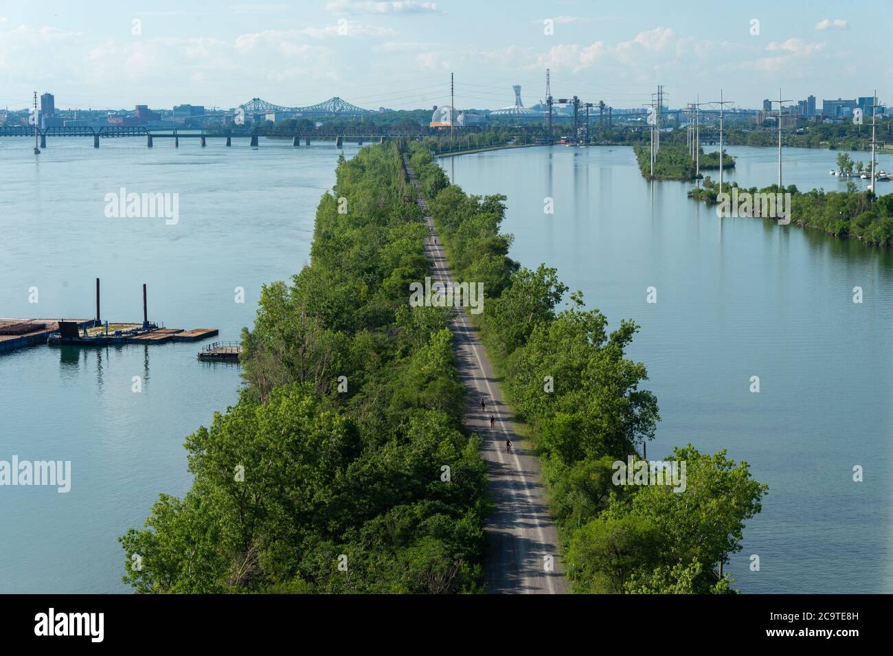 Montreal, CA - 31 luglio 2020: Vista aerea della pista ciclabile St Lawrence Seaway Foto Stock