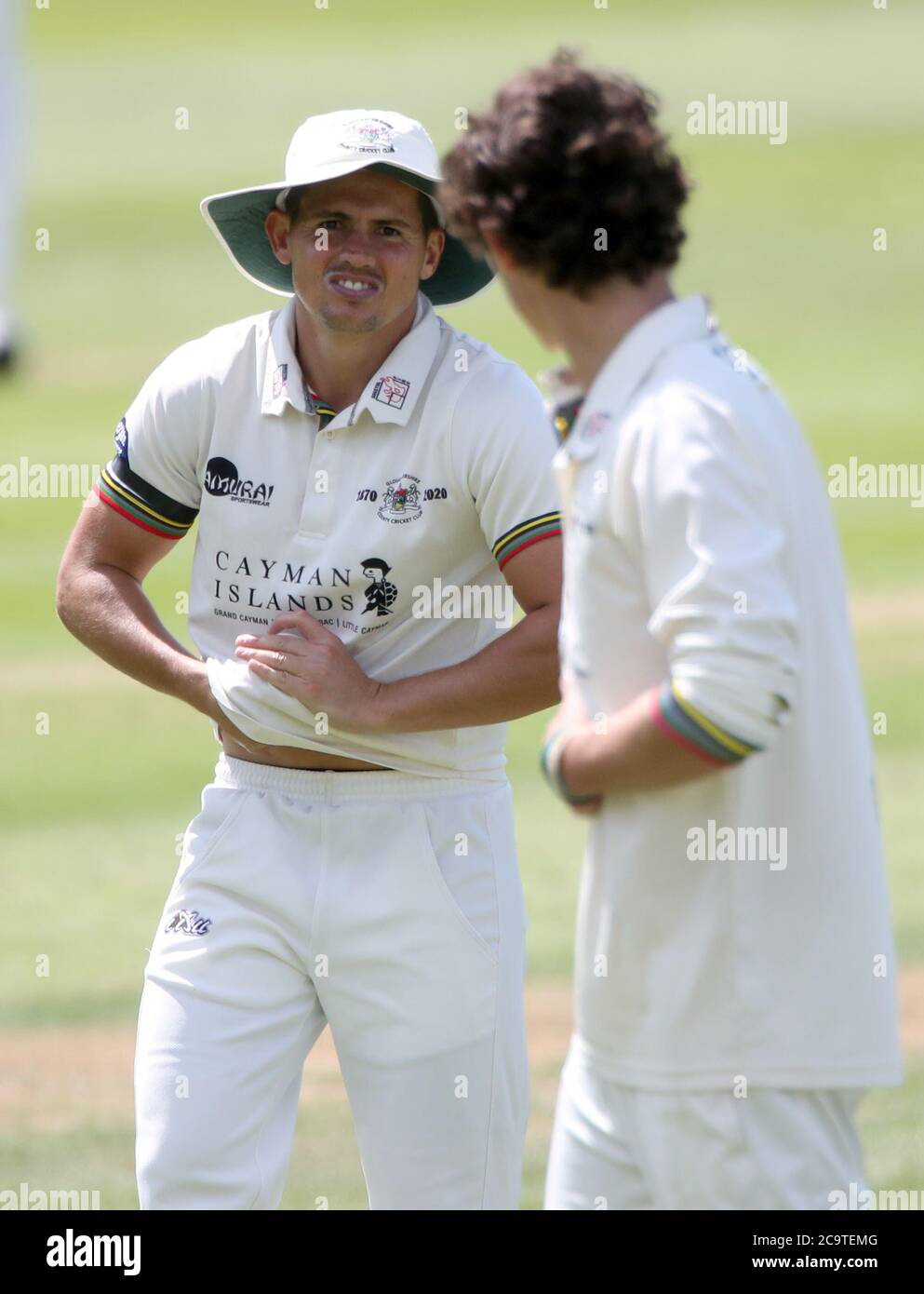 Graeme van Buuren di Gloucestershire lucida la palla durante il secondo giorno della partita del Bob Willis Trophy a Bristol County Ground. Foto Stock