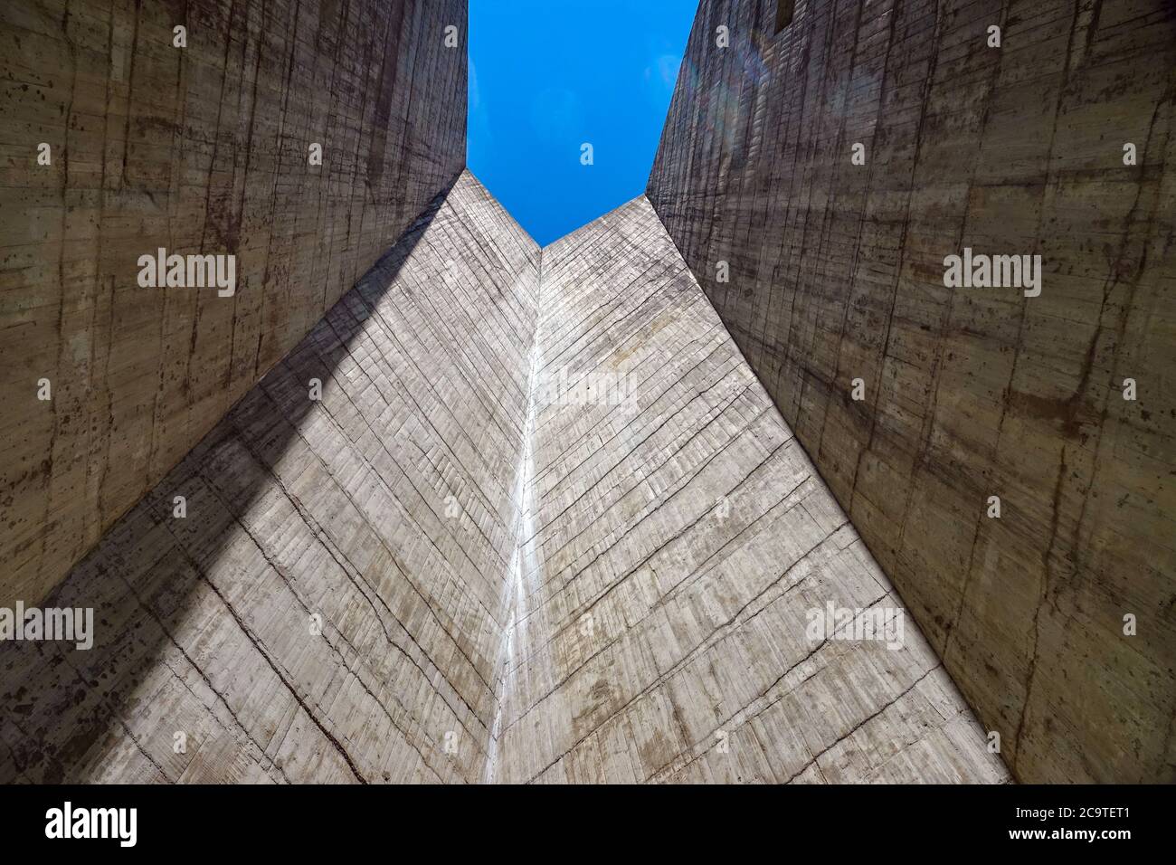 L'enorme diga di cemento a Plan d'Amont, sopra Aussois, Parco Nazionale della Vanoise, Francia Foto Stock