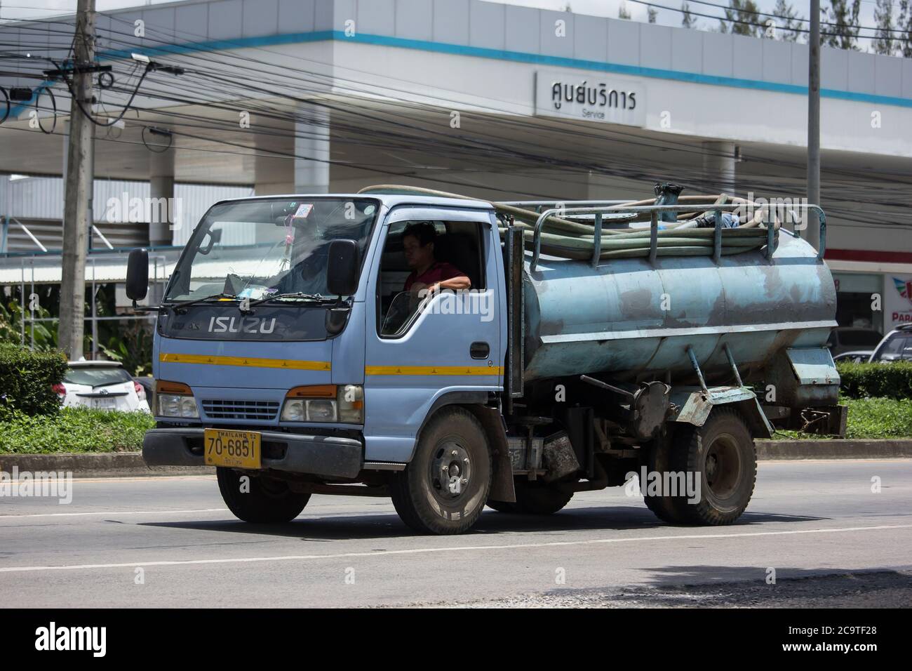 Chiangmai, Thailandia - 23 2020 luglio: Privato di fogna camion. Foto sulla strada n.121 a circa 8 km dal centro di Chiangmai, thailandia. Foto Stock