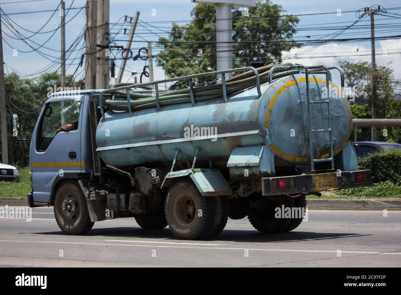 Chiangmai, Thailandia - 23 2020 luglio: Privato di fogna camion. Foto sulla strada n.121 a circa 8 km dal centro di Chiangmai, thailandia. Foto Stock
