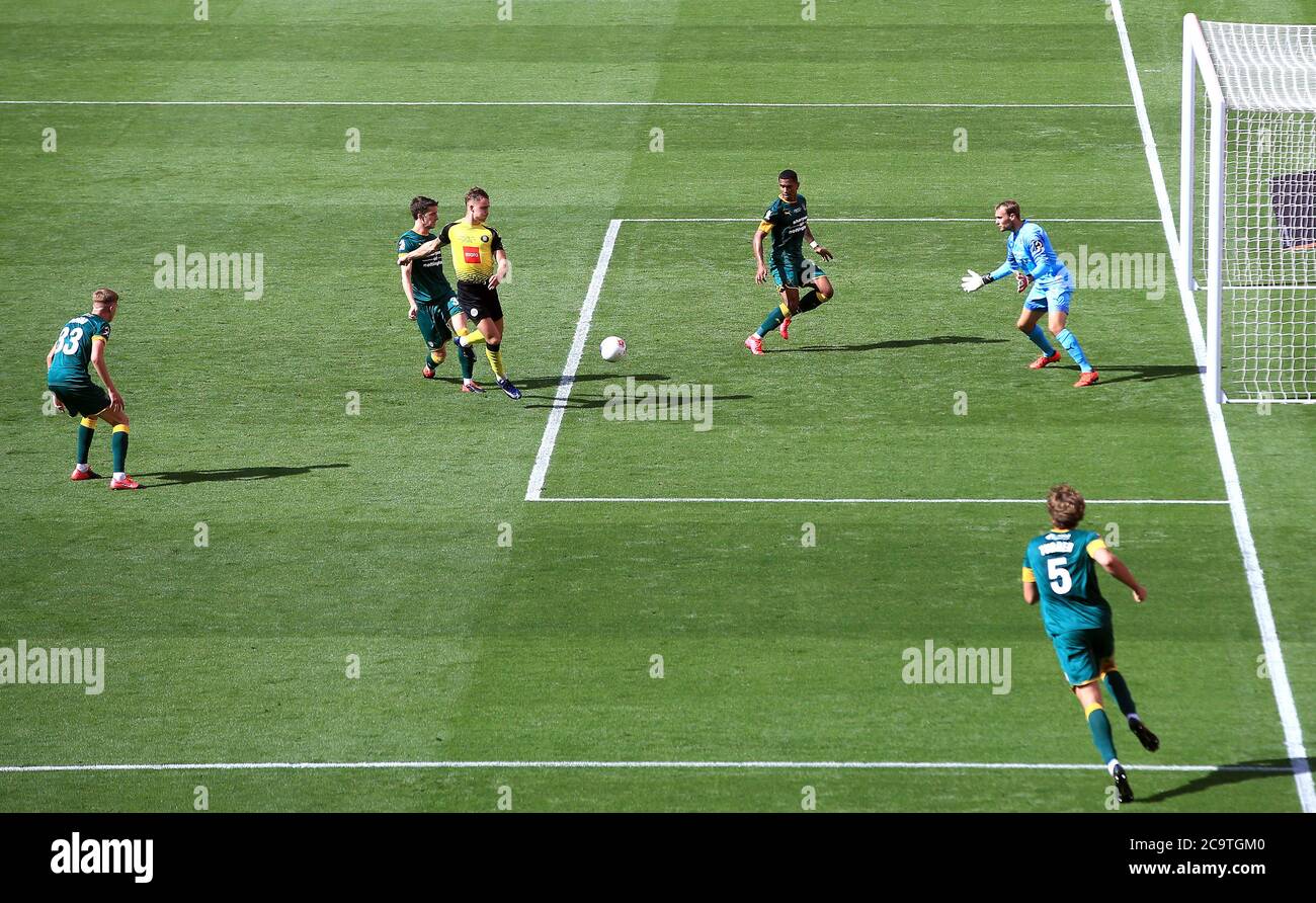 Il Jack Diamond di Harrogate Town (al centro) segna il terzo gol della partita durante la finale di gioco della Vanarama National League al Wembley Stadium di Londra. Foto Stock