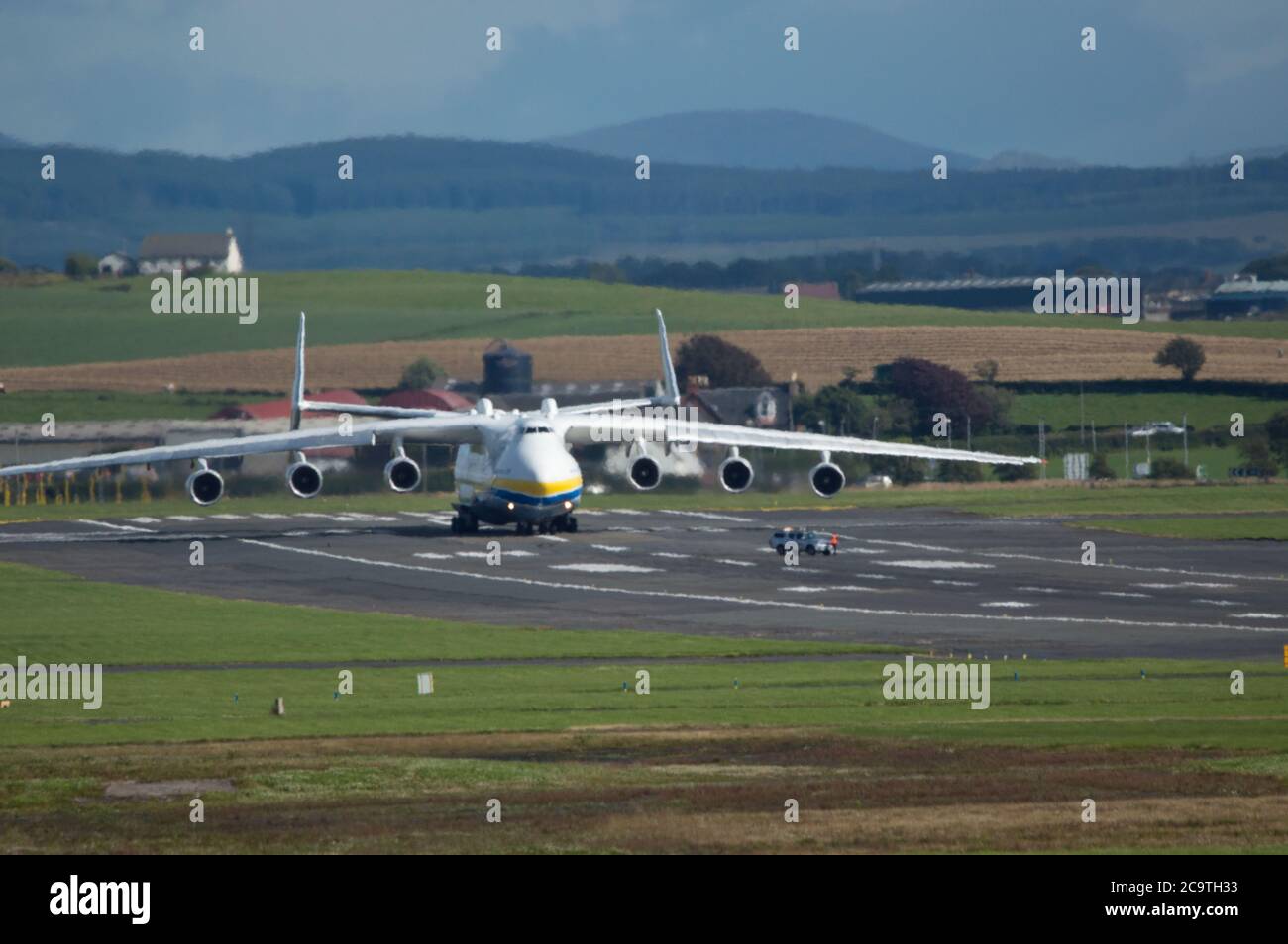 Prestwick, Scozia, Regno Unito. 2 agosto 2020. Nella foto: Una folla di appassionati di aviazione e di appassionati di aerei si sono rivelati vedere l'Antonov AN-225 Mryia (Reg UR-82060) effettuare una partenza programmata dopo una sosta di rifornimento all'aeroporto Prestwick di Glasgow da Bangor, USA prima di partire questo pomeriggio per l'aeroporto Châteauroux-Centre in Francia. Il colosso strategico dell'aereo da carico di ascensore gigante è alimentato da sei massicci sei motori a tre alberi di Ivchenko Progress Lotarev D-18T turbofan, ha un peso massimo di decollo di 640 tonnellate. Credit: Colin Fisher/Alamy Live News Foto Stock