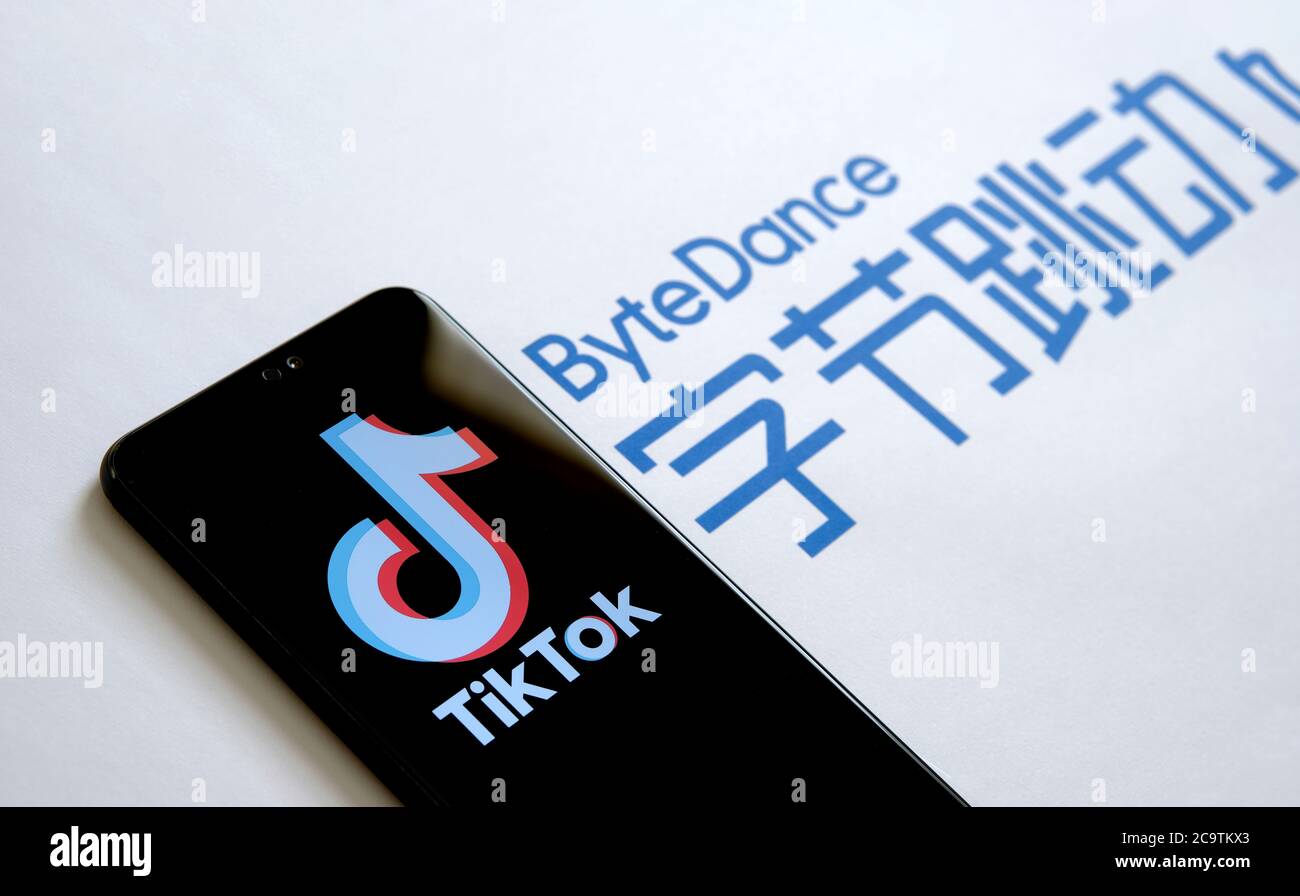 Stone / UK - Luglio 28 2019: Logo dell'app TikTok sullo schermo e logo della società ByteDance sul backgrond sfocato. Messa a fuoco selettiva. Foto Stock