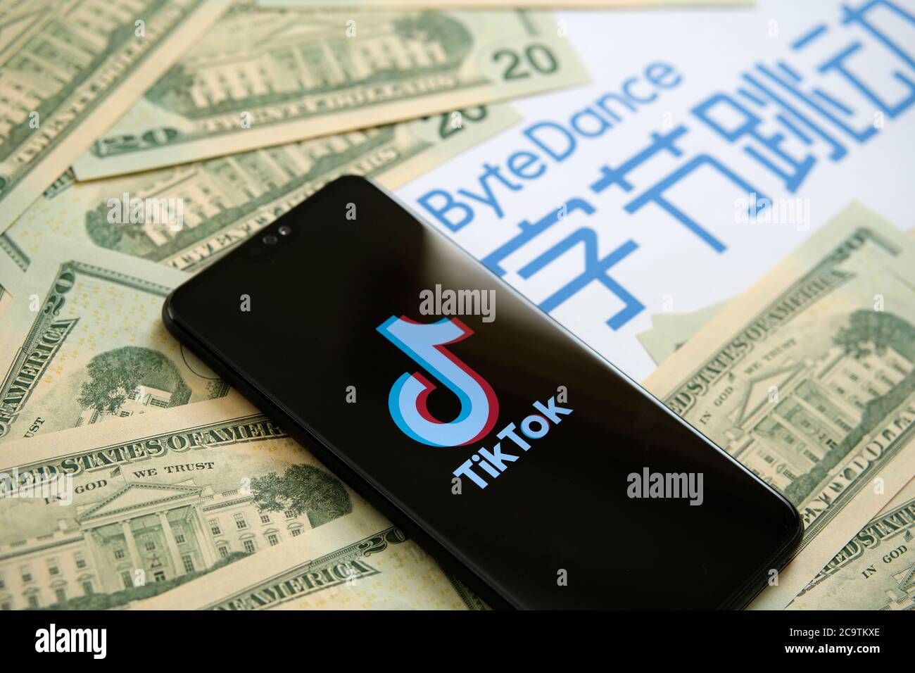 Stone / UK - 2 agosto 2020: TikTok app logo sul telefono, Casa Bianca visto su 20 dollari note e ByteDance società logo sullo sfondo sfocato. Se Foto Stock