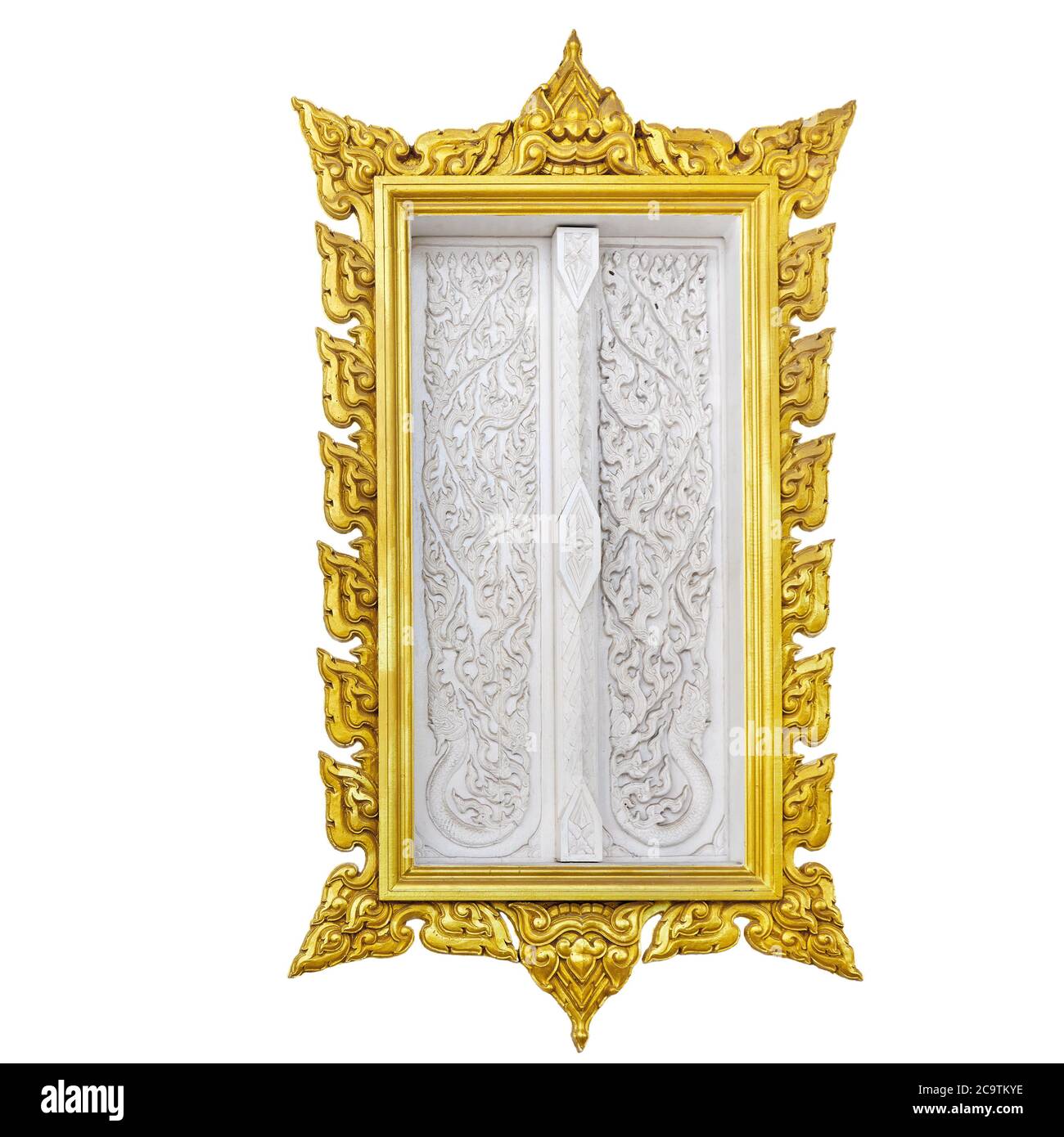 Finestra in legno decorata in oro in stile asiatico su sfondo bianco. Foto Stock