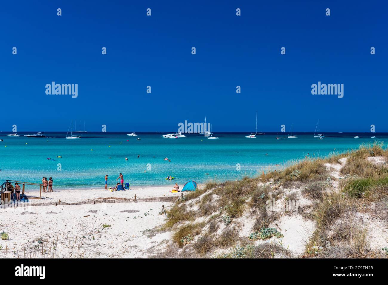 Es TRENC, Maiorca, Spagna - 25 LUGLIO 2020 - persone che godono la giornata estiva sulla spiaggia turistica hotspot a Majorka. Foto Stock