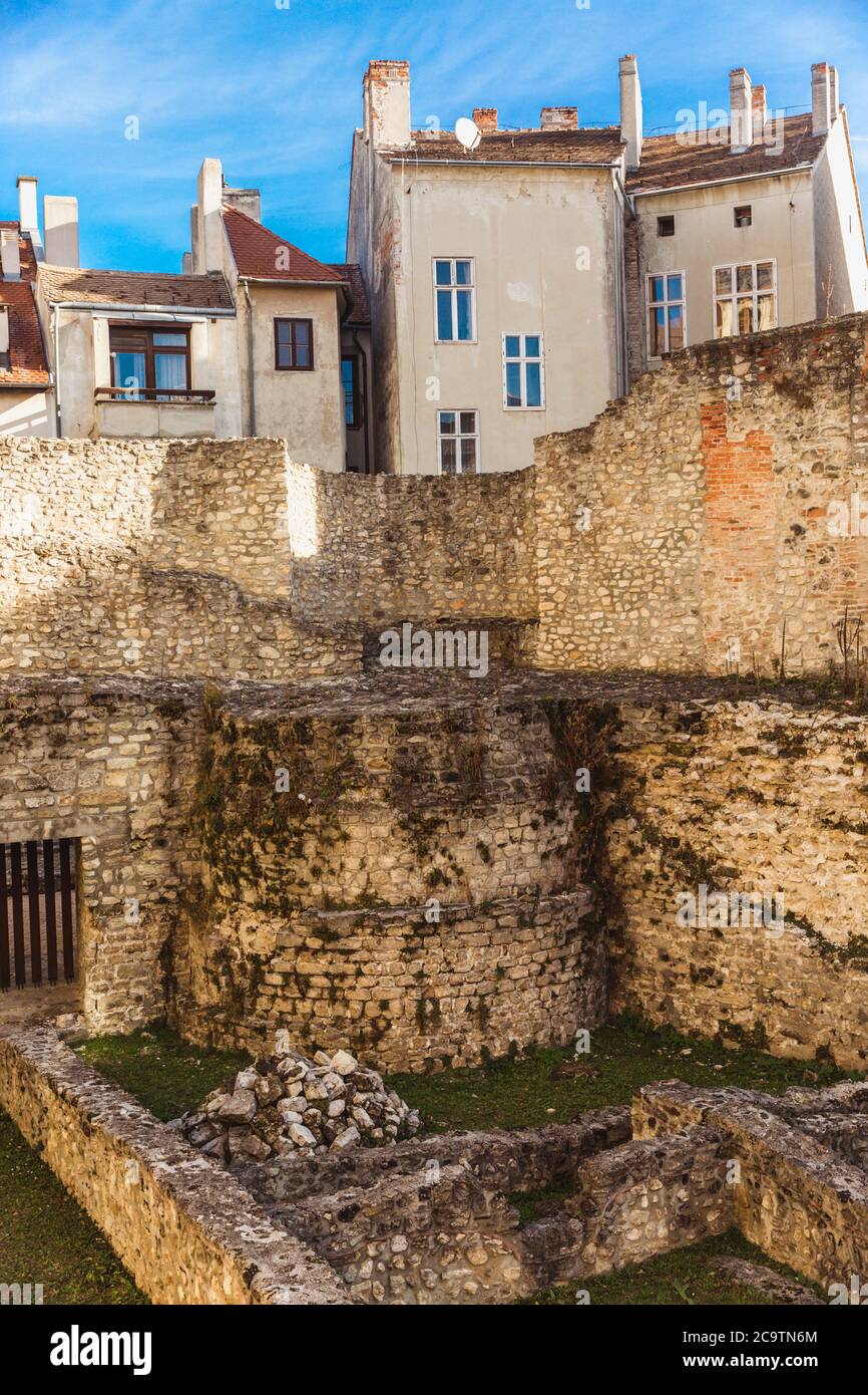 Parco Archeologico di Scarbantia con case residenziali sopra, Sopron, Ungheria Foto Stock