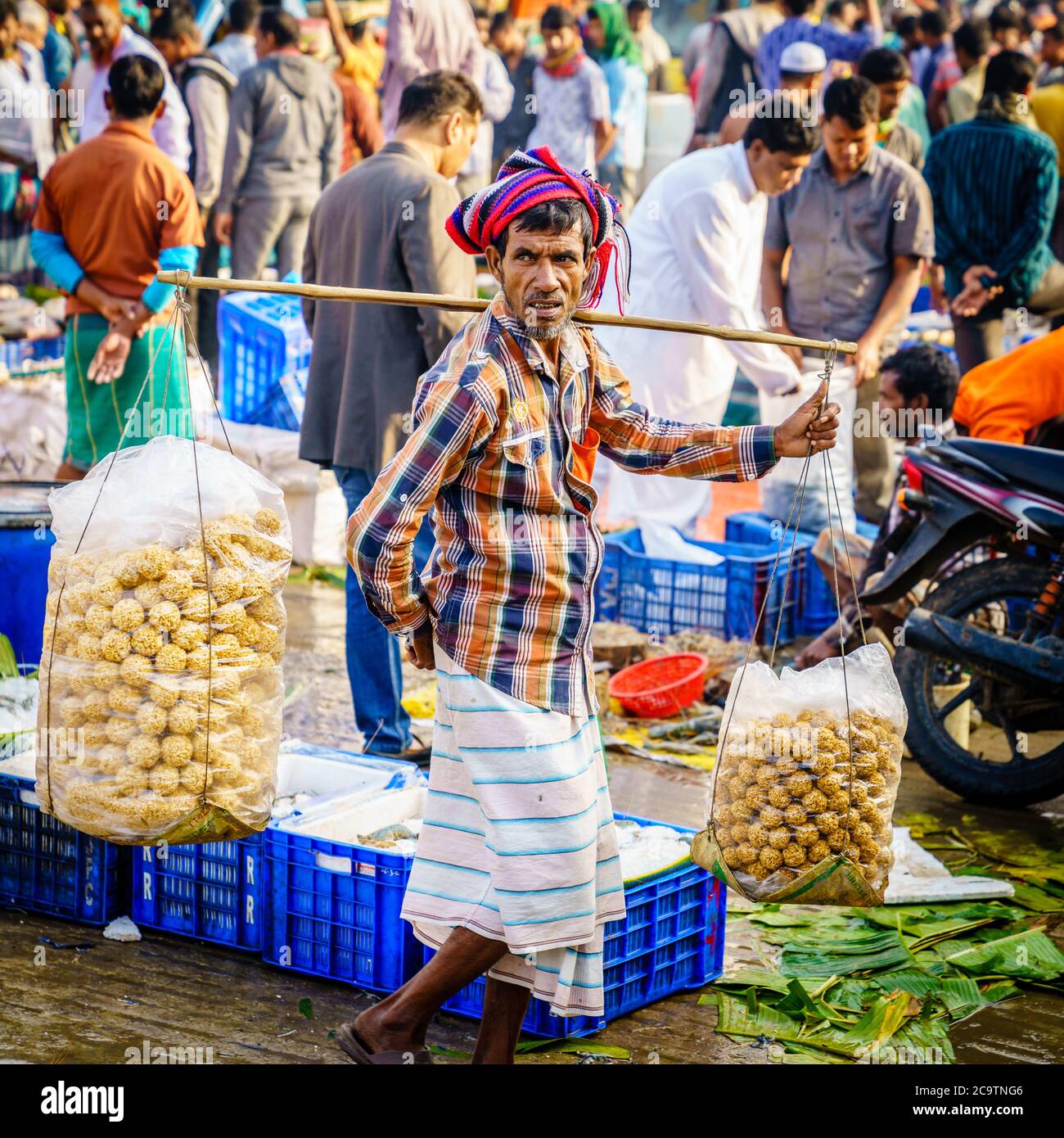 Chittagong, Bangladesh, 23 dicembre 2017: Venditori di spuntini tradizionali bengalesi presso il mercato affollato vicino al fiume Karnafuli a Chittagong Foto Stock