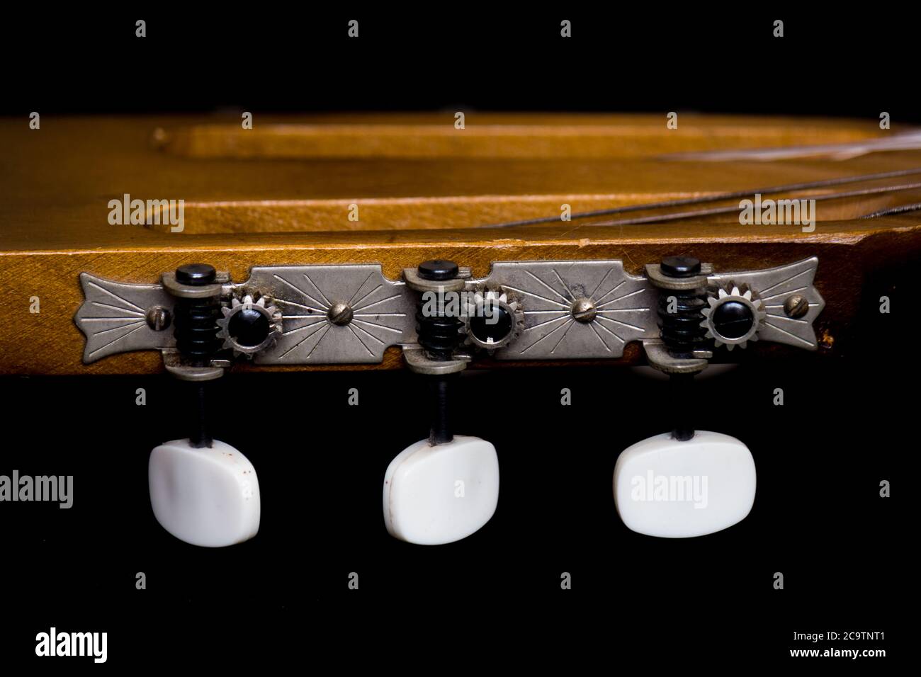 Teste di chitarra acustiche isolate su sfondo scuro Foto Stock