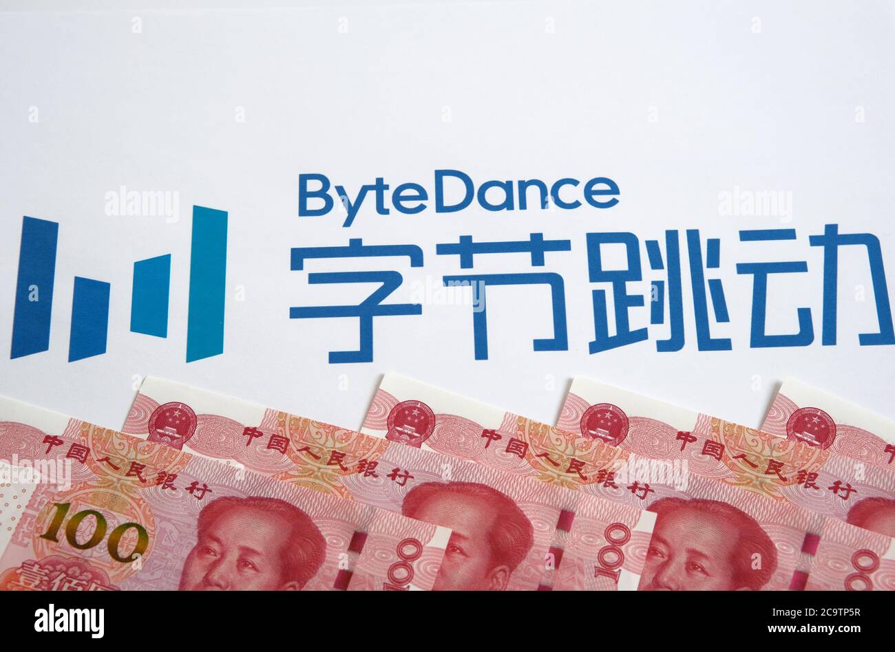 TikTok ByteDance logo della società e cinese denaro 100 yuan banconote accanto ad essa. Messa a fuoco selettiva. Foto Stock