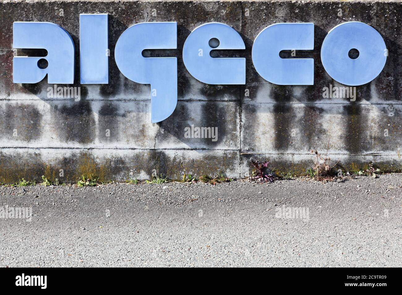 Charnay, Francia - 15 marzo 2020: Logo Algeco su una parete. Algeco è un produttore di edifici modulari utilizzati temporaneamente o permanentemente Foto Stock