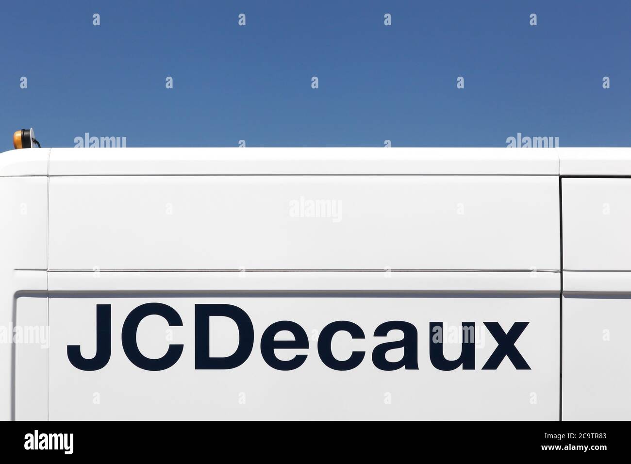 DECINES, Francia - 13 giugno 2019: JCDecaux è una multinazionale con sede in Francia, conosciuta per i suoi sistemi di pubblicità bus-stop, cartelloni Foto Stock