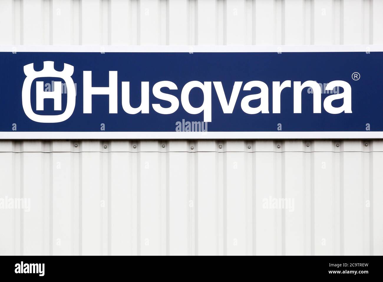 Hornslet, Danimarca - 25 luglio 2020: Logo Husqvarna su una facciata. Husqvarna è un produttore svedese di rasaerba robotizzati, trattori da giardino, motoseghe Foto Stock