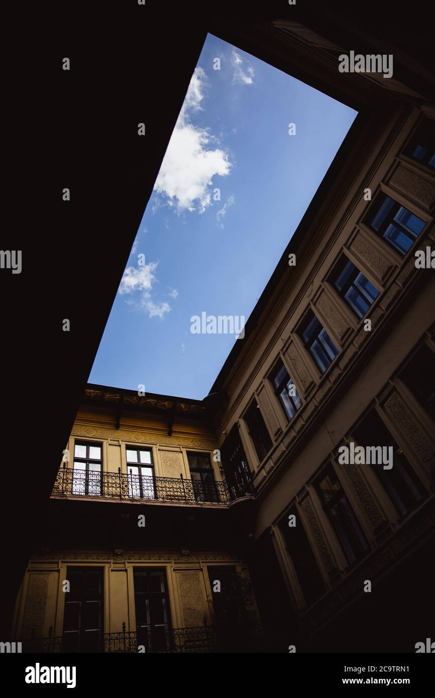 Vista dal basso del vecchio cortile a Budapest, Ungheria Foto Stock