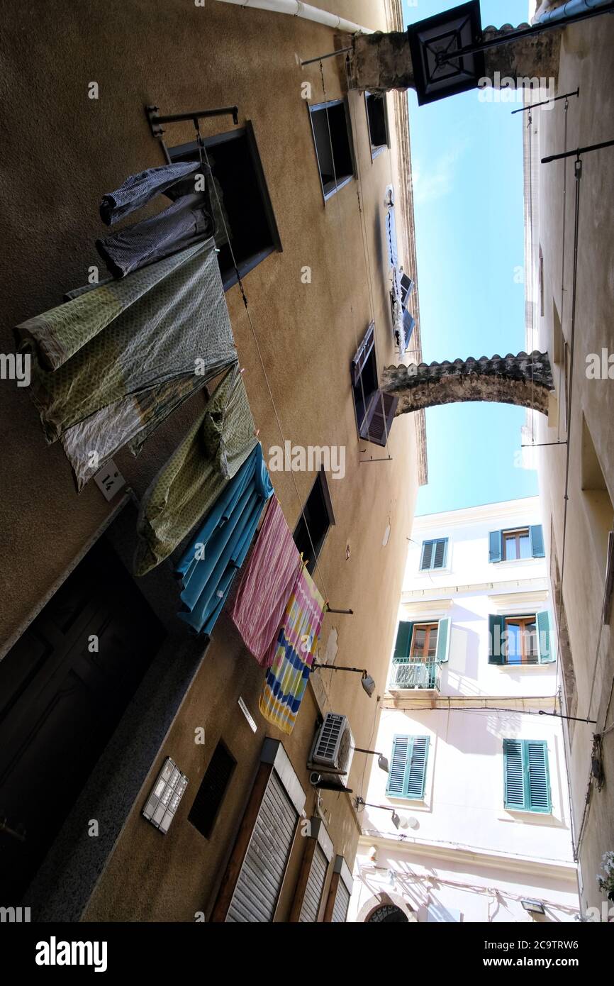 Vista ad angolo basso delle caratteristiche arcate sul vicolo del centro di Alghero Foto Stock