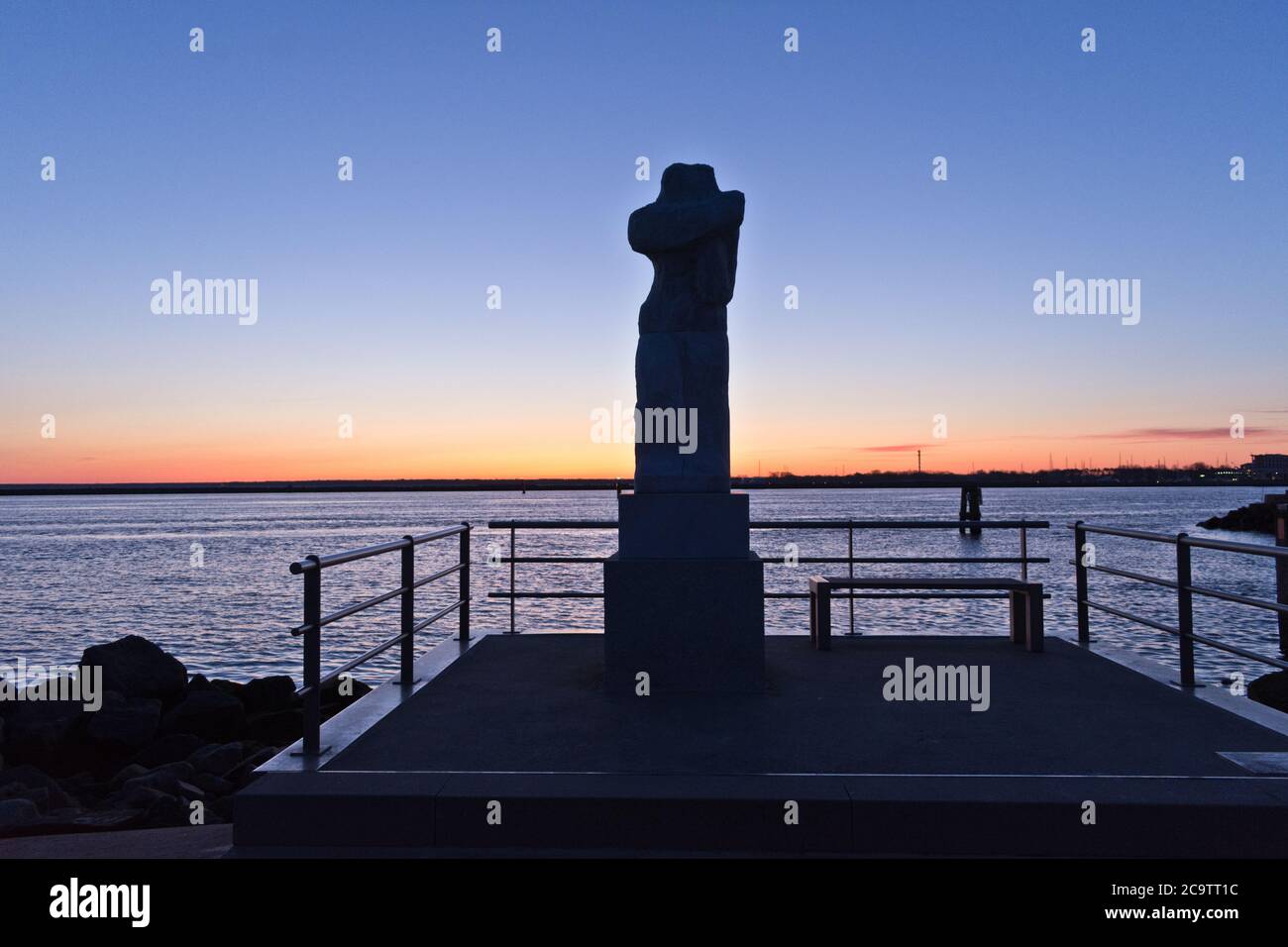 Statua alla Mole di Warnemünde mentre Alba, Rostock, Mar Baltico, Meclemburgo Pomerania occidentale, Germania, Europa Foto Stock
