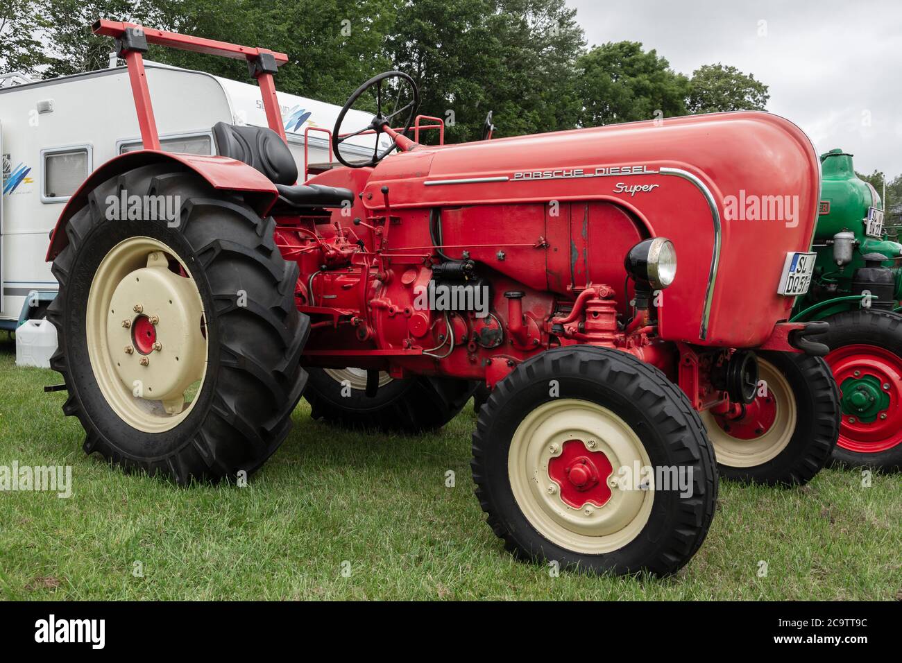 Red Porsche Tractor in occasione di una mostra di auto classiche Foto Stock