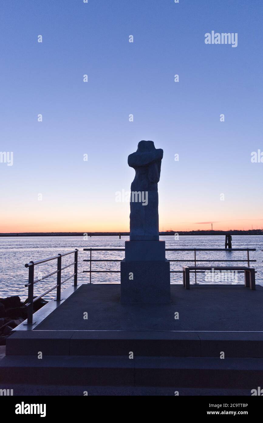 Statua alla Mole di Warnemünde mentre Alba, Rostock, Mar Baltico, Meclemburgo Pomerania occidentale, Germania, Europa Foto Stock