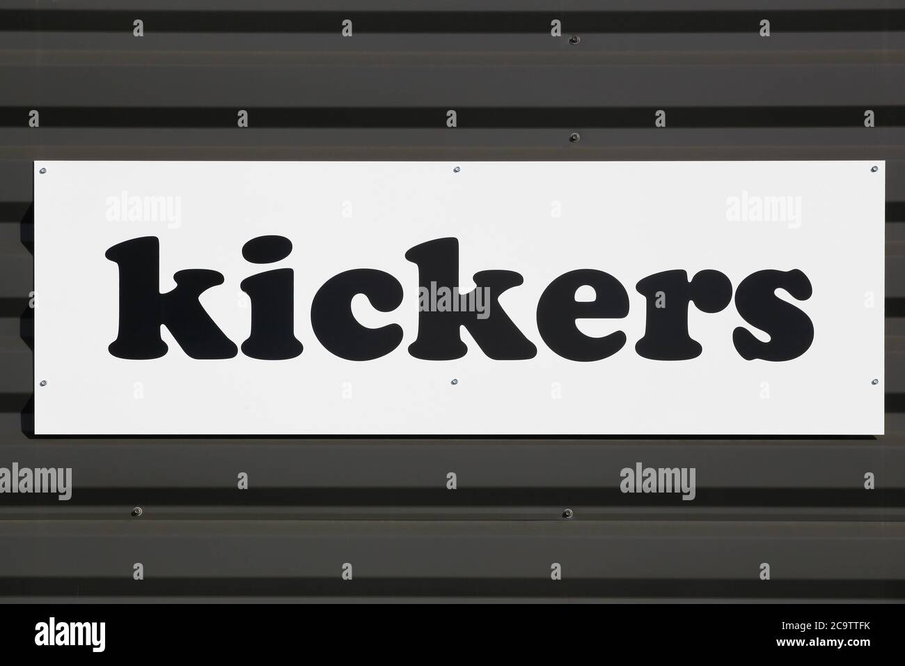 Macon, Francia - 15 marzo 2020: Logo Kickers su una parete. Kickers è un marchio giovanile creato nel 1970 in Francia che produce una vasta gamma di calzature Foto Stock