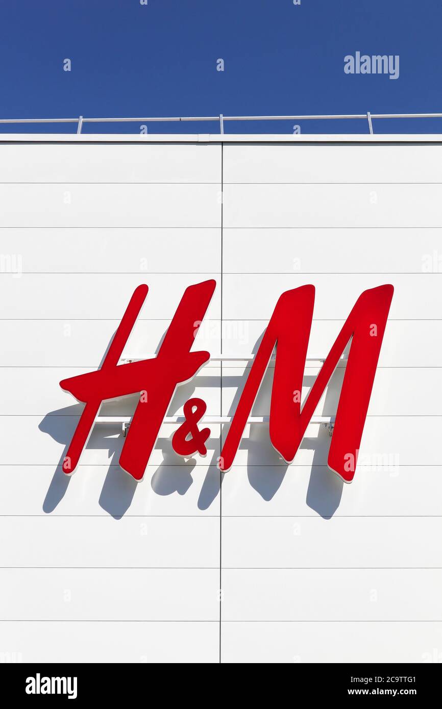 Creches, Francia - 28 maggio 2020: Logo H & M su una facciata. H & M è una multinazionale svedese di abbigliamento al dettaglio, conosciuta per i suoi capi di abbigliamento alla moda Foto Stock