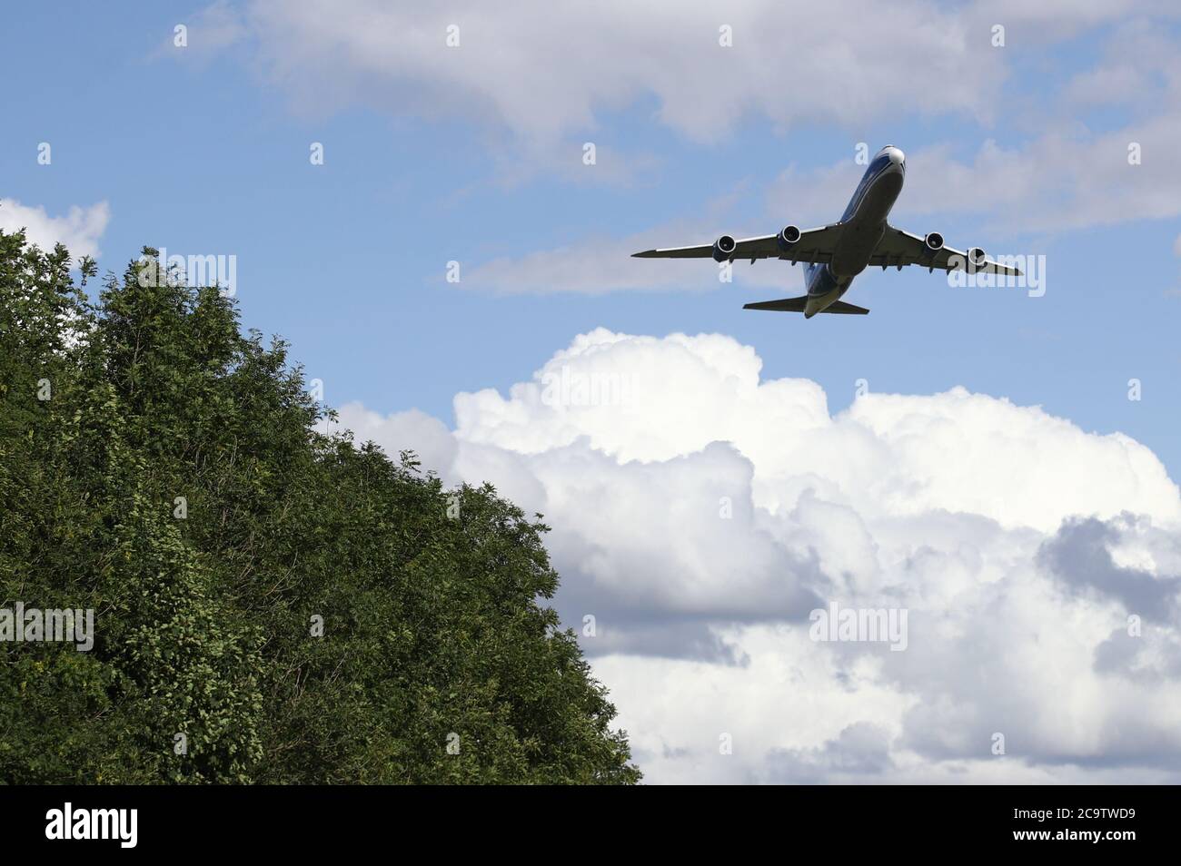 Un aereo decolli dall'aeroporto delle East Midlands durante il campionato di auto Kwik Fit British Touring Car Championship a Donington Park. Foto Stock