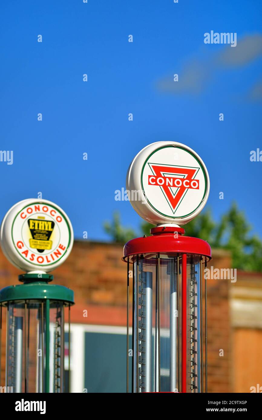 Maple Park, Illinois, Stati Uniti. Pompe di benzina d'epoca in esposizione in quella che era una stazione di benzina in un tempo a Maple Park, Illinois. Foto Stock