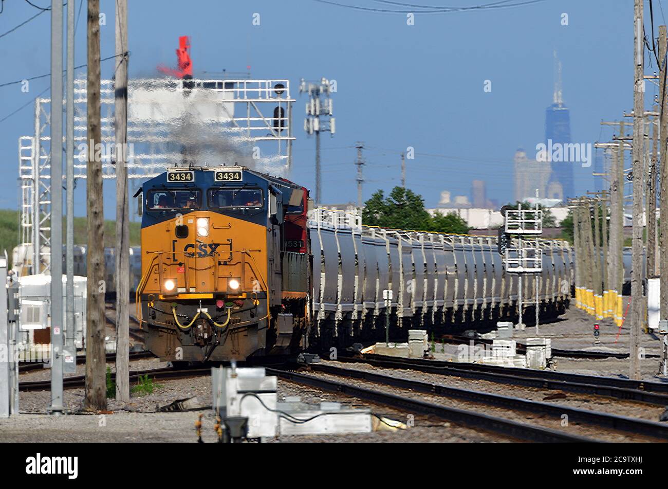 Bensenville, Illinois, Stati Uniti. Un paio di locomotive portano un treno merci fuori da un cantiere. Foto Stock