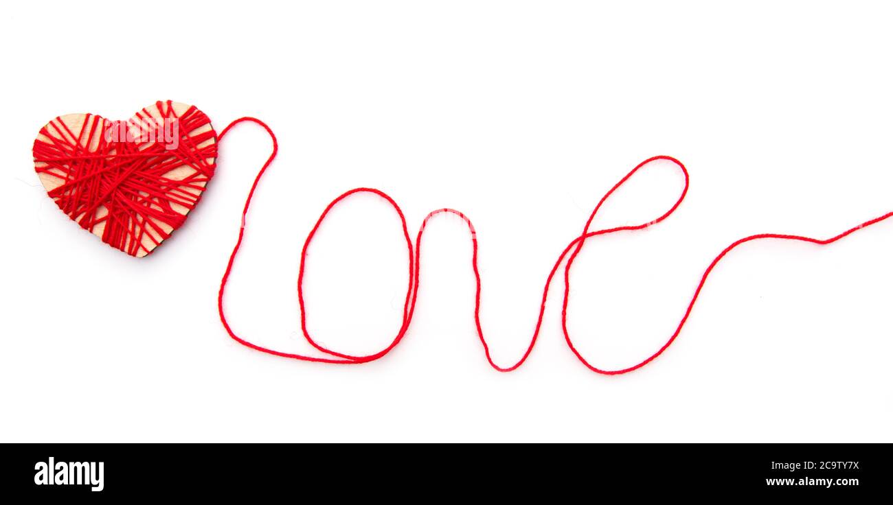 Cuore e parola Amore fatto con filo rosso isolato su sfondo bianco Foto Stock