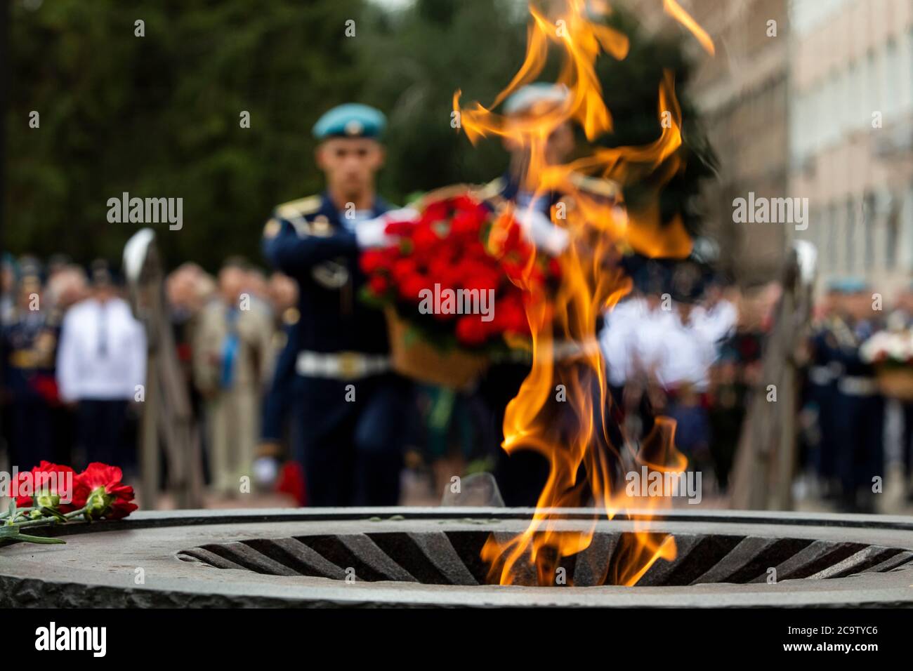 Ryazan, Russia. 2 agosto, 2020 cadetti aeronati (berretti blu) della Scuola superiore di comando aerea della Guardia Ryazan di Margelov partecipano ad una cerimonia di posa di fiori in un memoriale ai cittadini di Ryazan uccisi nei conflitti militari locali durante il giorno dei Paracrooperi. Le truppe russe trasportate dall'aria celebrano la loro festa professionale il giorno del Profeta di Elia, il loro Patrono Foto Stock
