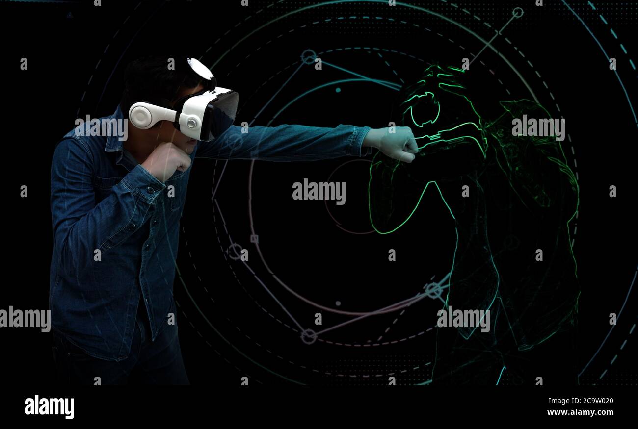 astratto asiatico uomo figurare azione con boxer digitale con occhiali virtuali in concetto di tecnologia Foto Stock