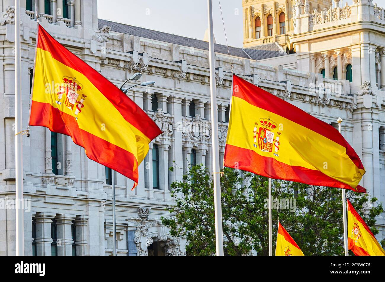 Madrid, Spagna - 25 maggio 2020: In Spagna le bandiere volano a metà albero come segno di lutto per coloro che sono stati uccisi da Covid-19 Foto Stock