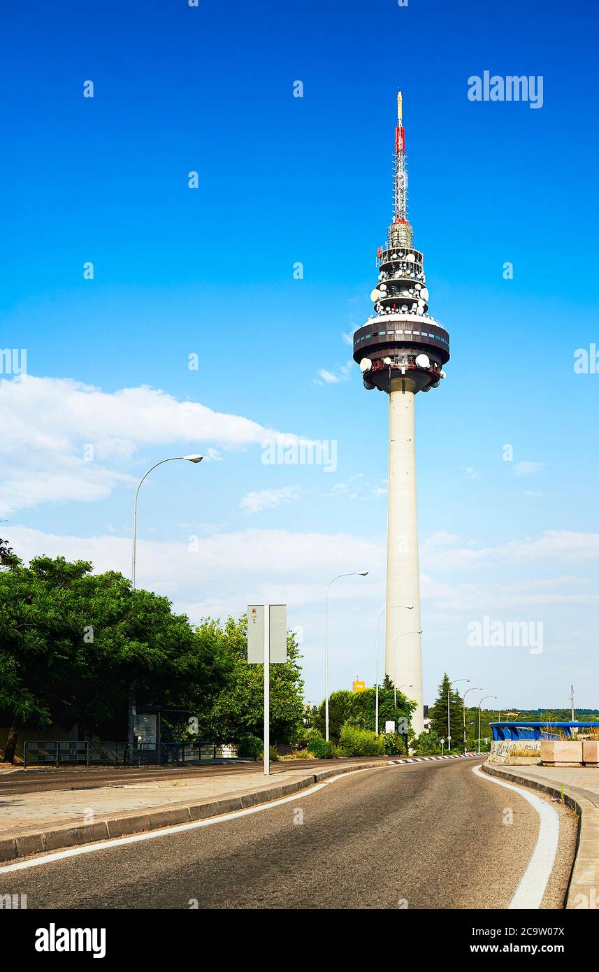 Madrid, Spagna - 5 giugno 2020: Torrespaana (1982) è alta 231 metri (757.87 piedi). E' la torre della televisione che si trova a Madrid in Spagna. È anche noto un Foto Stock