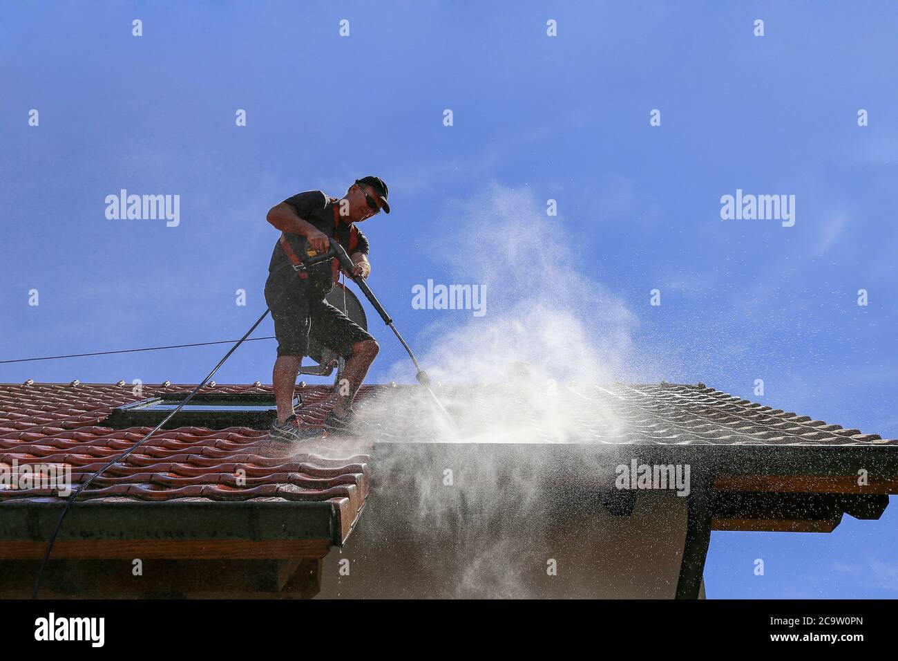 Pulizia del tetto ad alta pressione Foto Stock