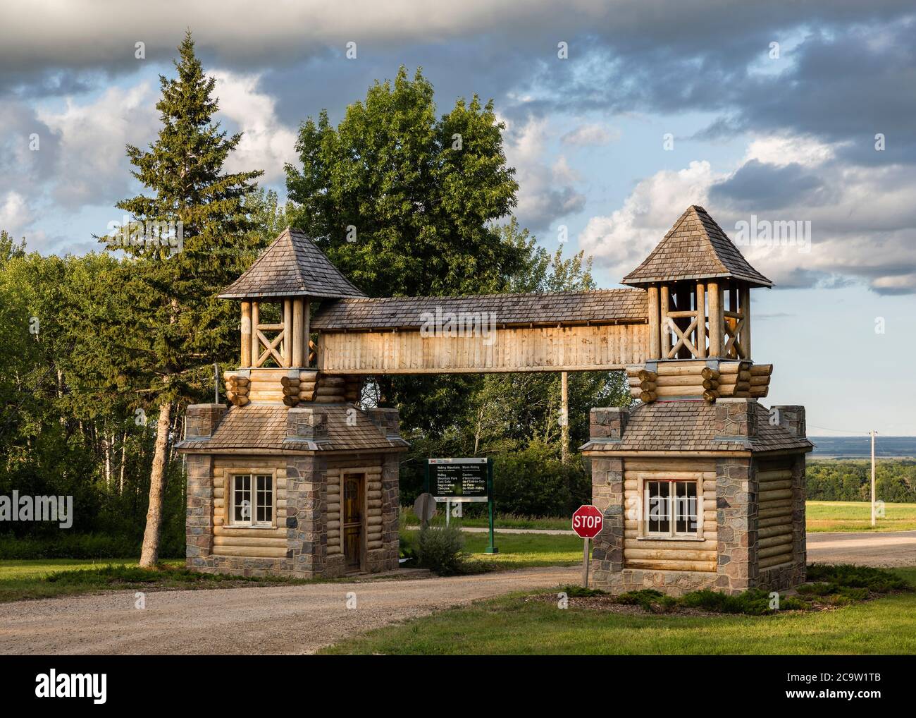 Ingresso storico est, Riding Mountain National Park, Manitoba, Canada. Foto Stock