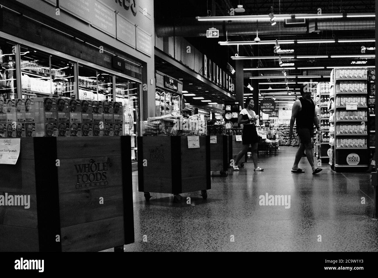 Foto in bianco e nero di maschera indossata, acquirenti socialmente distanziati nel negozio Whole Foods locale, Stage 3, Ottawa, Ontario, Canada. Foto Stock
