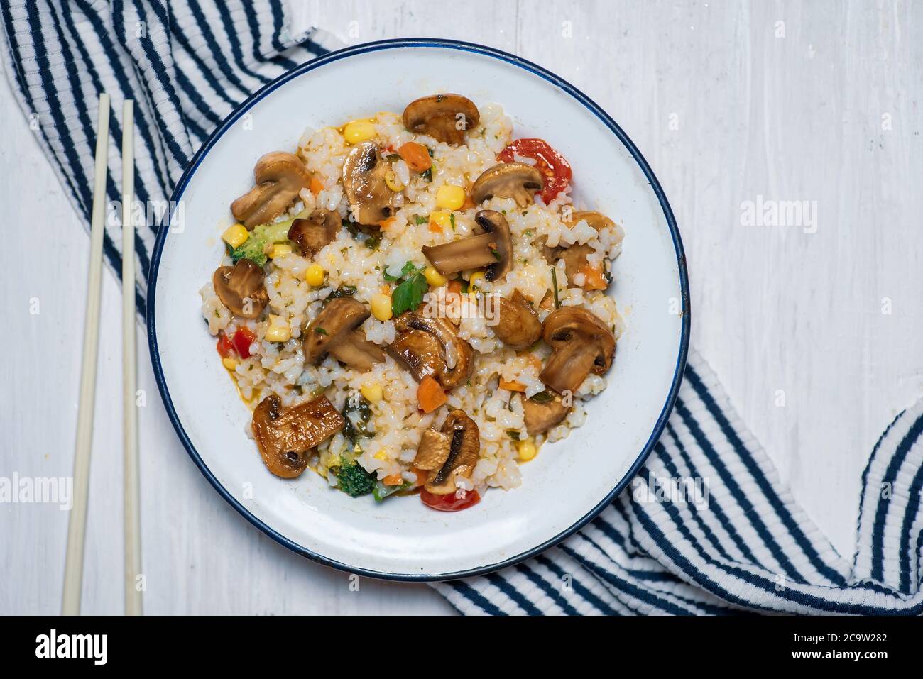 Risotto vegetariano fatto in casa con funghi e verdure su un piatto Foto Stock