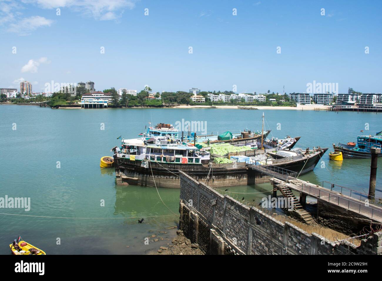 Porto vecchio di Mombasa. Città vecchia di Mombasa. Vista dal mercato del pesce. Foto Stock